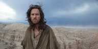 Ewan McGregor steht in Lumpen gekleidet in der Wüste