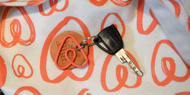 Ein Schlüssel mit einem Anhänger in Form des Airbnb-Logos