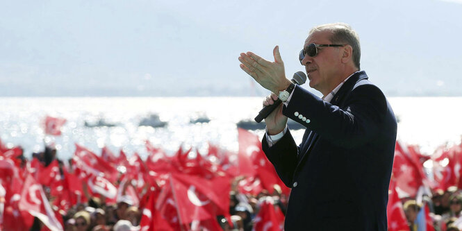 Mann mit Sonnenbrille am Bosporus