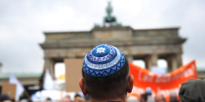 Ein Mann mit Kippa vor dem Brandenburger Tor