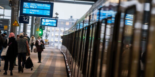 Blick auf einen Bahnsteig mit stehender S-Bahn