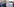 Menschen laufen mit Schildern und Fahnen auf der Straße