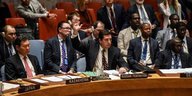 Vladimir Safronkov am runden Tisch im Sicherheitsrat und hebt den Arm