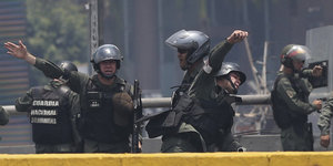 Hinter einem "Diktatur"-Schriftzug stehen bewaffnete Soldaten