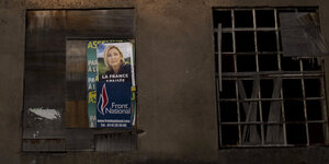 Wahlplakate auf einer Hauswand