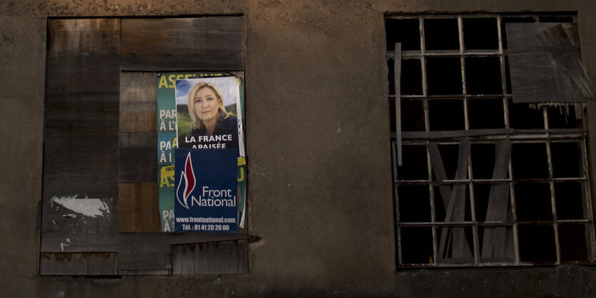 Wahlplakate auf einer Hauswand