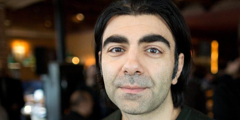 Fatih Akin schaut mit leichtem Lächeln in die Kamera