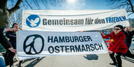 Transparente "Hamburger Ostermarsch" und "Gemeinsam für den Frieden"