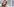 Eine blonde Frau mit gelocktem Haar, die nach rechts blickt