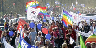 Demonstranten halten PEACE-Flaggen und Luftballons hoch