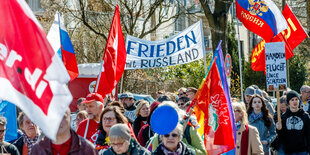 Zwischen Friedensfahnen wehen Transparente wie "Frieden mit Russland".