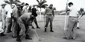 Che Guevara und Fidel Castro beim Golfen mit einer Reihe Fans