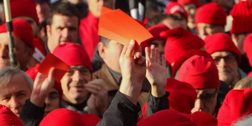 Eine Menge von Menschen, die rote Mützen tragen