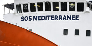 Ein Schiff mit der Aufschrift "SOS Méditerranée"