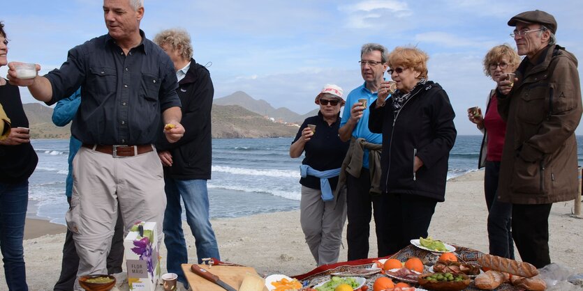 Menschen picknicken am Strand