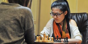Eine Frau, Hou Yifan, am Schachbrett