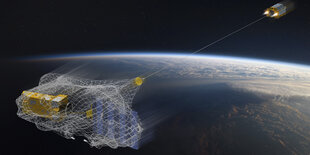 Ein Netz fängt Weltraummüll ein