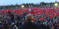 Erdogan mit dem Rücken zur Kamera, vor ihm eine Menschenmasse