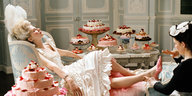 Kirsten Dunst liegt als Marie Antoinette ermattet in einem Sessel und lässt sich die Füße massieren