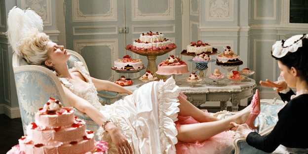 Kirsten Dunst liegt als Marie Antoinette ermattet in einem Sessel und lässt sich die Füße massieren