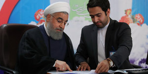 Zwei Männer, einer davon ist Hassan Ruhani