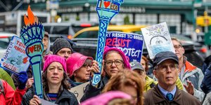 Aktivisten demonstrieren in New York gegen Trumps Umweltpolitik