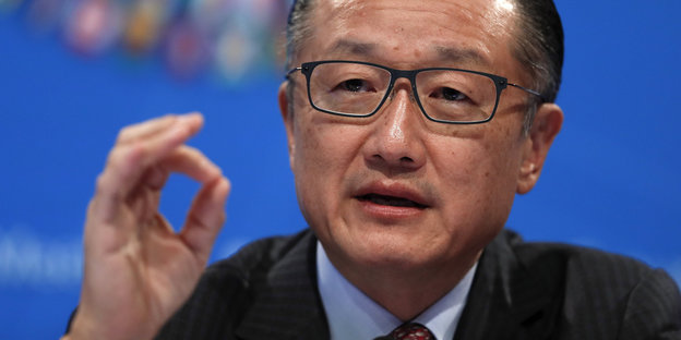Ein Mann mit Brille formt Daumen und Zeigefinger der rechten Hand zu einem O. Es ist Weltbankpräsident Jim Yong Kim