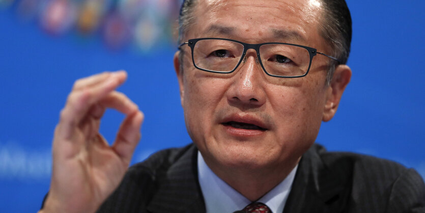 Ein Mann mit Brille formt Daumen und Zeigefinger der rechten Hand zu einem O. Es ist Weltbankpräsident Jim Yong Kim