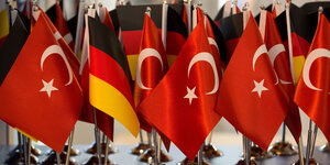Deutsche und türkische Flaggen