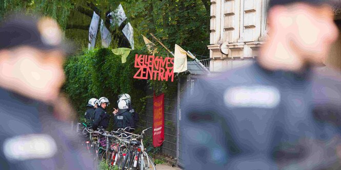 Behelmte Polizisten stehen vor dem Kollektiven Zentrum