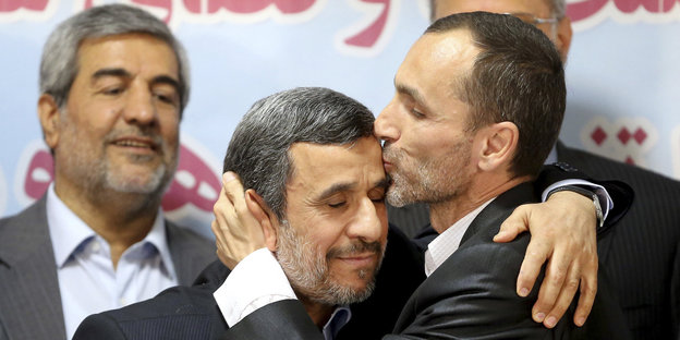 Stellvertreter Baghaei küsst Ahmadinedschad auf die Stirn