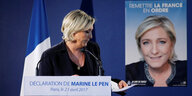 Marine Le Pen an einem Redepult