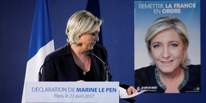 Marine Le Pen an einem Redepult