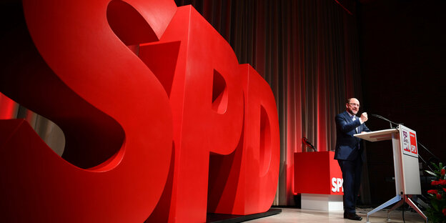 Martin Schulz vor riesigen SPD-Lettern