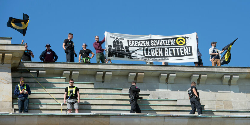 Identitäre auf dem Brandenburger Tor