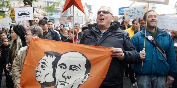 Demonstranten mit Putin-Orbán-Transparent