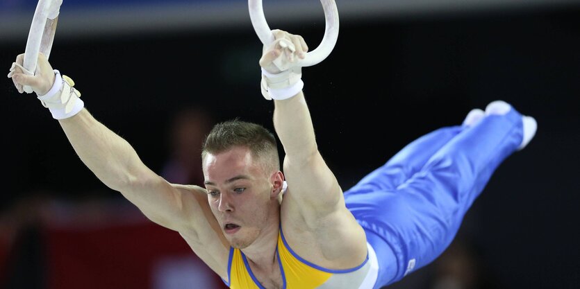 Oleg Wernjajew schwingt an zwei Ringen nach vorne