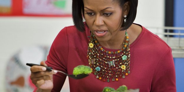 Michelle Obama isst Brokkoli