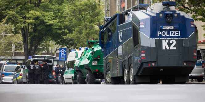 Schwere Polizeifahrzeuge am Straßenrand