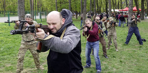 Männer mit Gewehren bei einem Waffentraining