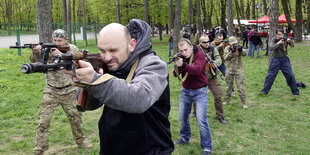 Männer mit Gewehren bei einem Waffentraining