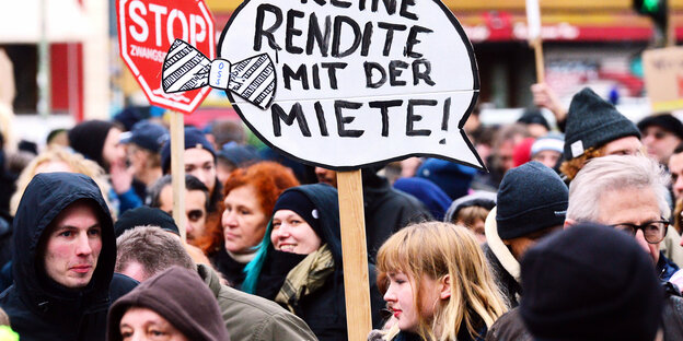 Menschen demonstrieren gegen steigende Mieten. Auf einem Schild steht "Keine Rendite mit der Miete".