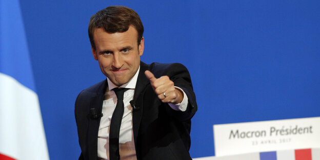 Emmanuel Macron zeigt seinen Daumen