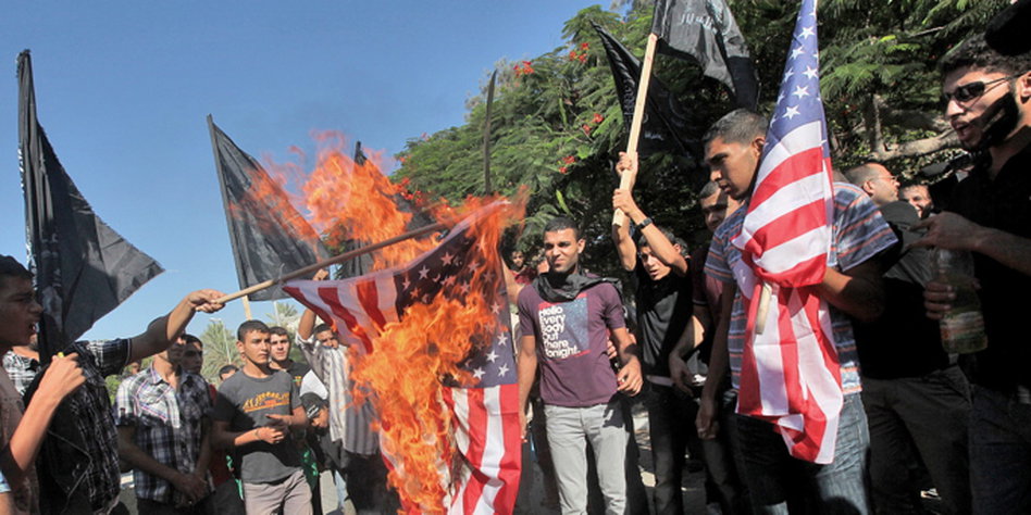 Сжигают мусульман. Арабское сожжение флага США. Сжигание израильского флага.