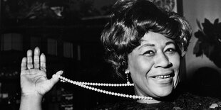 Ella Fitzgerald hebt die Hand