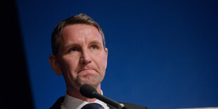 Björn Höcke mit zusammengepressten Lippen