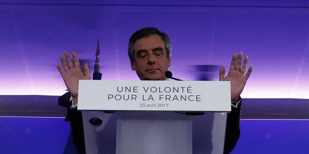 François Fillon steht an einem Pult