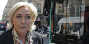 Marine Le Pen steht auf einer Straße