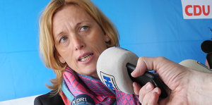 Karin Prien am Mikrofon