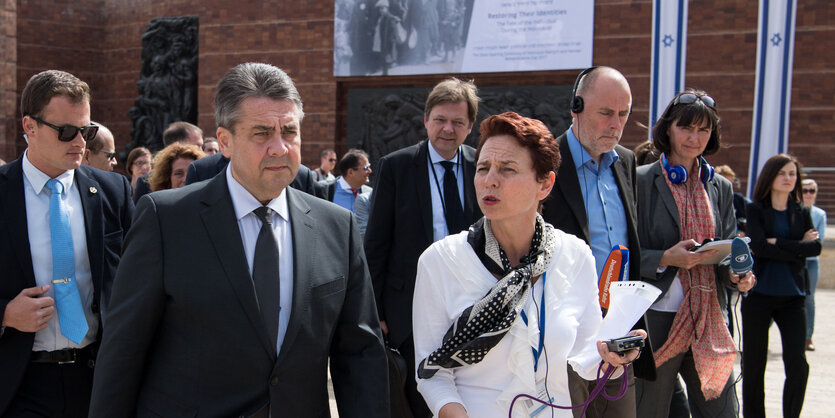 Sigmar Gabriel begleitet von weiteren Menschen in der Holocaust-Gedenkstätte Yad Vashem